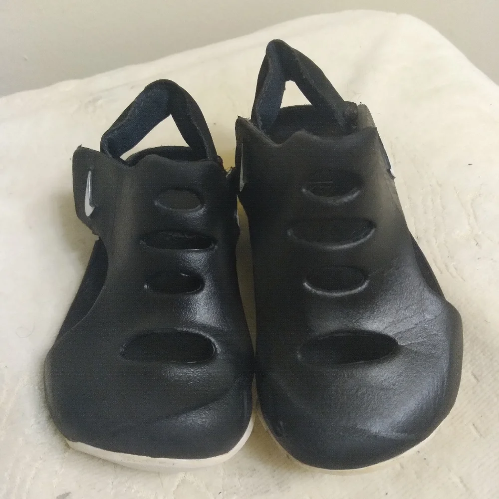 KIDS Nike Black Sandals Cutout Design Size 0, 5 Inches Inside FIRST TIME WALKING
